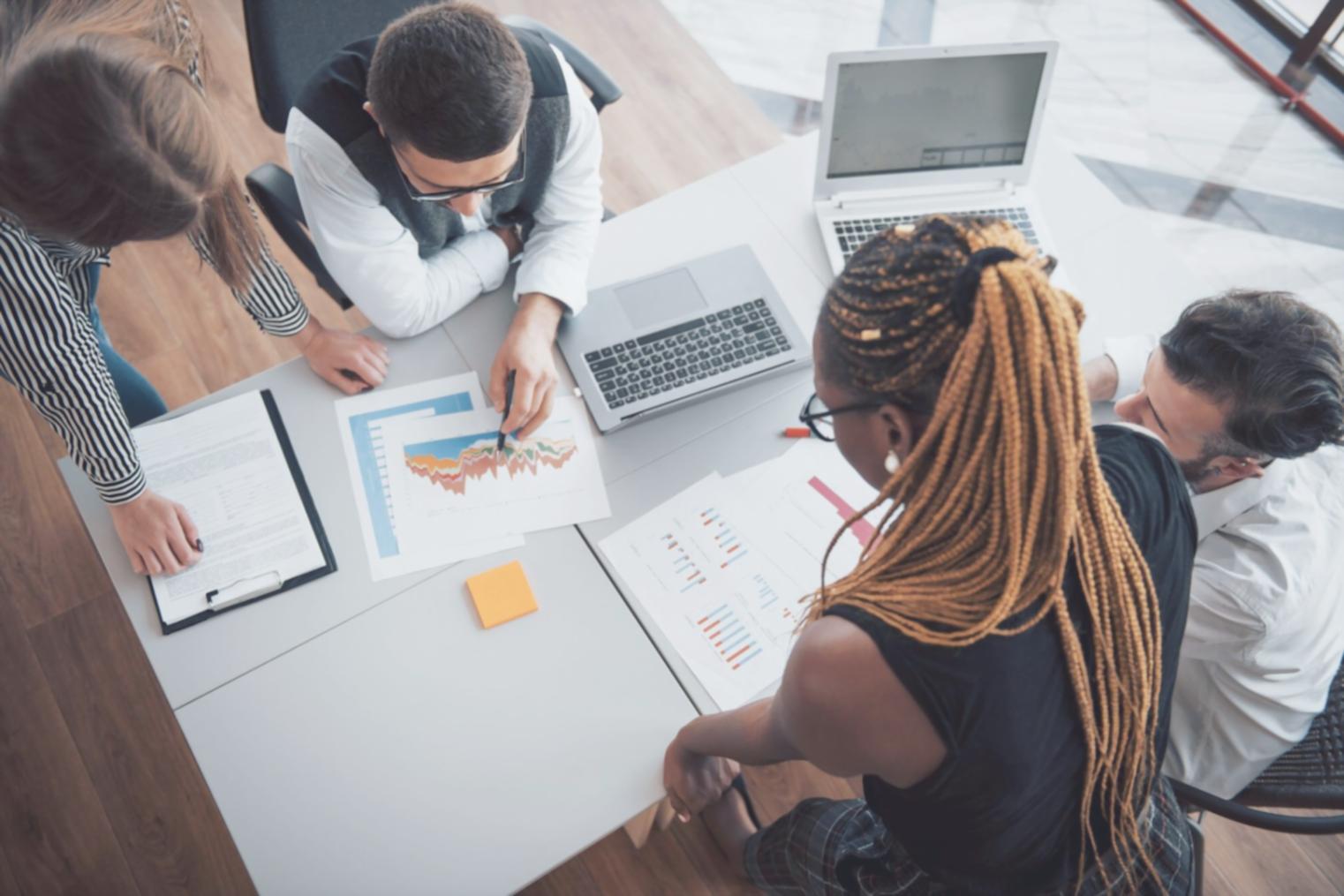 Analyse de données financières avec graphiques et tableaux de prévisions budgétaires