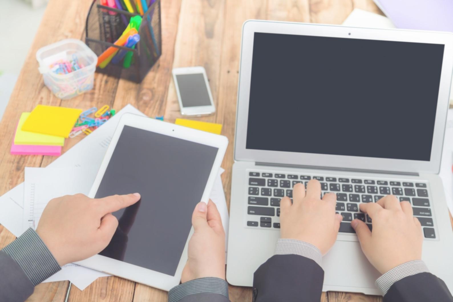 Interface de tableau de bord financier avec visualisation de données et graphiques interactifs