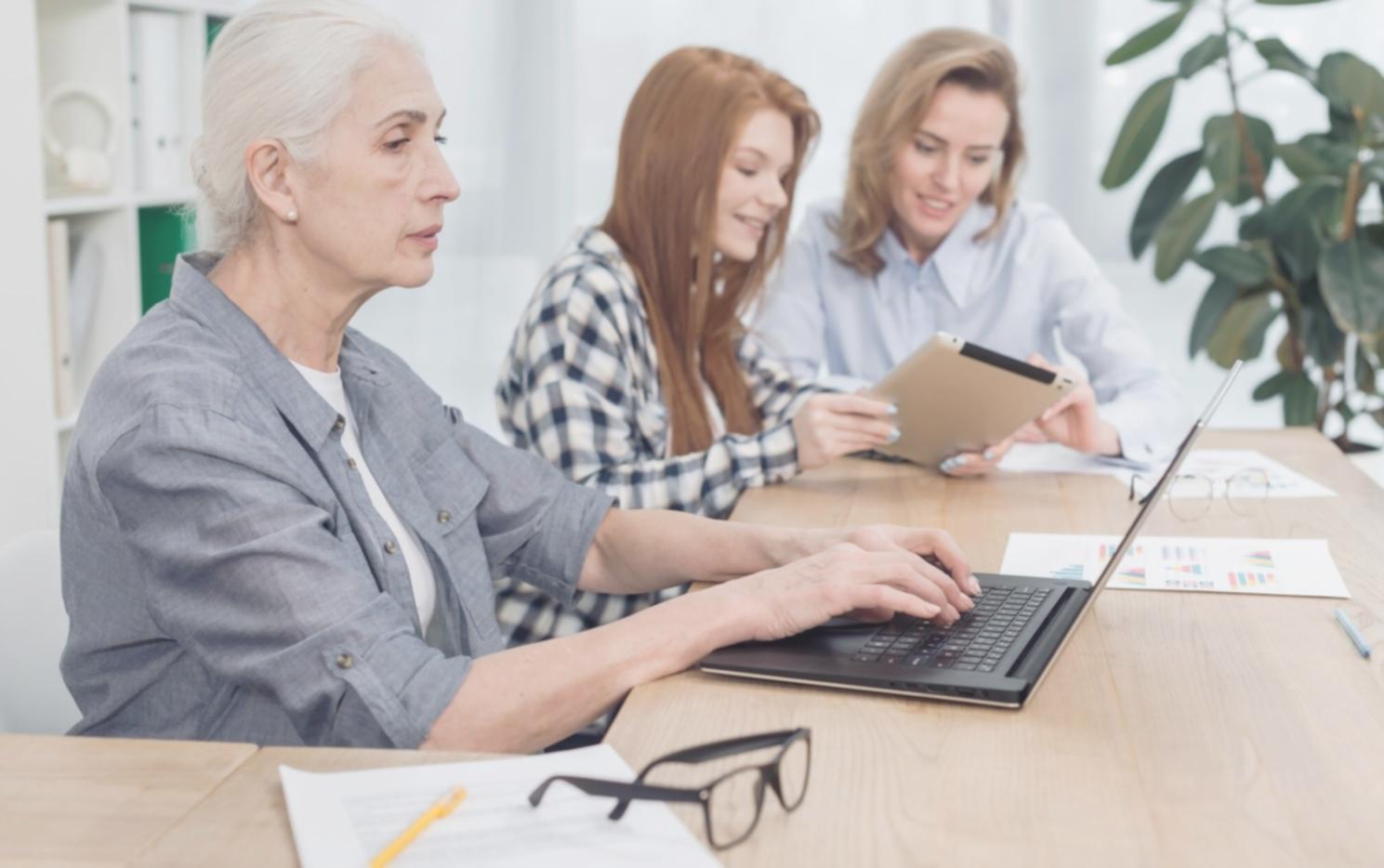 Analyse budgétaire et documents de planification financière sur table de travail
